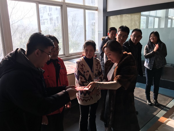 執(zhí)行董事竇伯英為員工慶生 執(zhí)行董事竇伯英為員工慶生