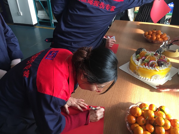 執(zhí)行董事竇伯英為員工慶生 執(zhí)行董事竇伯英為員工慶生