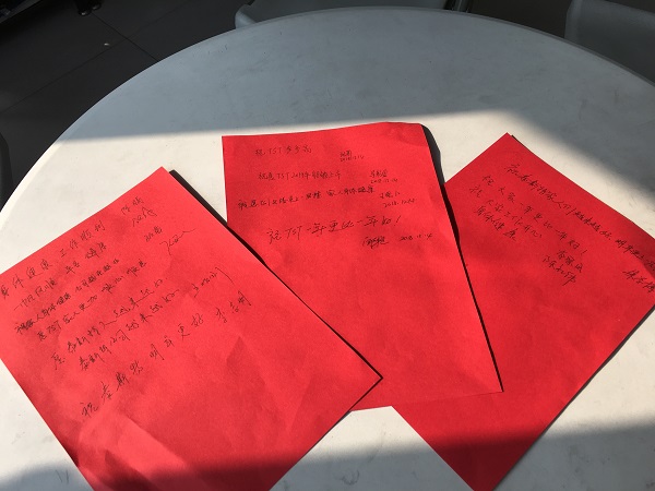 執(zhí)行董事竇伯英為員工慶生 執(zhí)行董事竇伯英為員工慶生