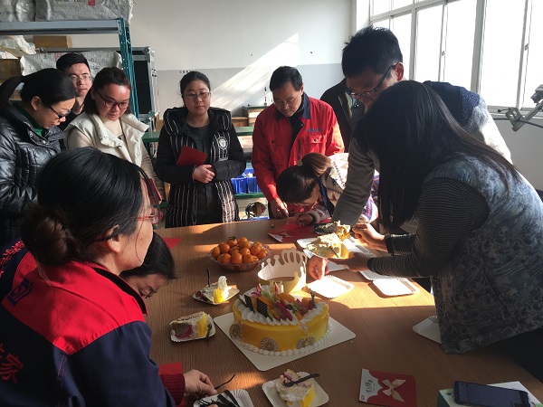 執(zhí)行董事竇伯英為員工慶生 執(zhí)行董事竇伯英為員工慶生