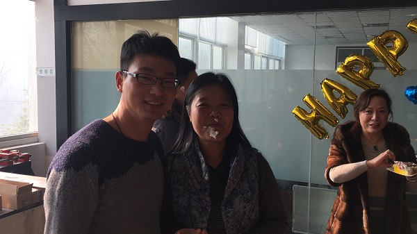 執(zhí)行董事竇伯英為員工慶生 執(zhí)行董事竇伯英為員工慶生