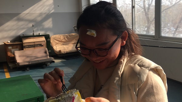 執(zhí)行董事竇伯英為員工慶生 執(zhí)行董事竇伯英為員工慶生