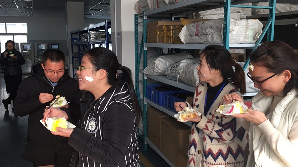 執(zhí)行董事竇伯英為員工慶生 執(zhí)行董事竇伯英為員工慶生