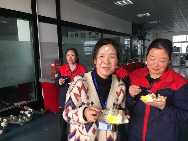 執(zhí)行董事竇伯英為員工慶生 執(zhí)行董事竇伯英為員工慶生