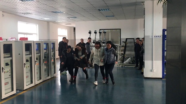 執(zhí)行董事竇伯英為員工慶生 執(zhí)行董事竇伯英為員工慶生