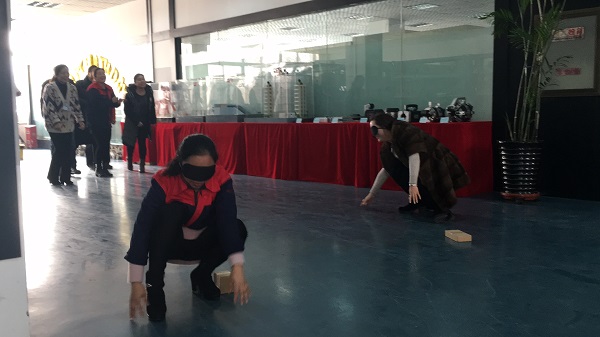 執(zhí)行董事竇伯英為員工慶生 執(zhí)行董事竇伯英為員工慶生